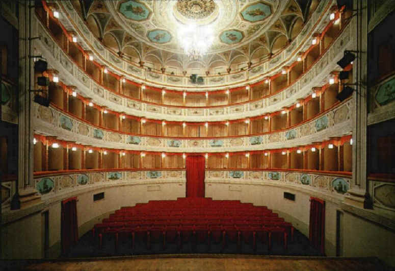 Vista dell'interno e della platea del Teatro di San Severino Marche, dove sono state utilizzate le poltrone Mac-T, progetto dell'architetto Marcello Cuneo, produzione Arflex